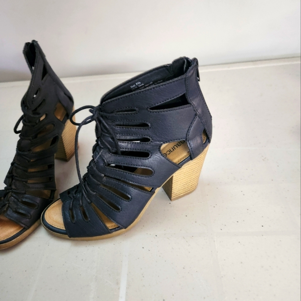 Wo.enslip on tie up ankle boot